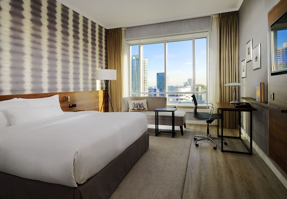 Luxe hotelkamer in de stad van Rotterdam bij het Rotterdam Marriott Hotel 