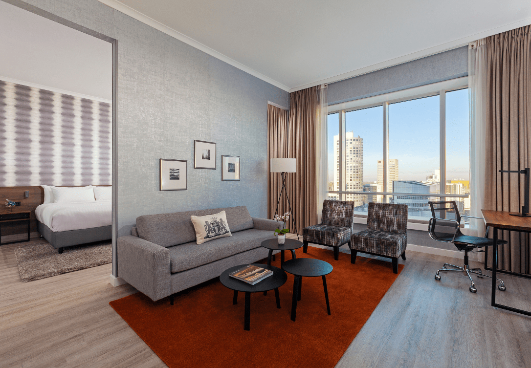 Twee Kamer Suite in de stad van Rotterdam bij het Rotterdam Marriott Hotel