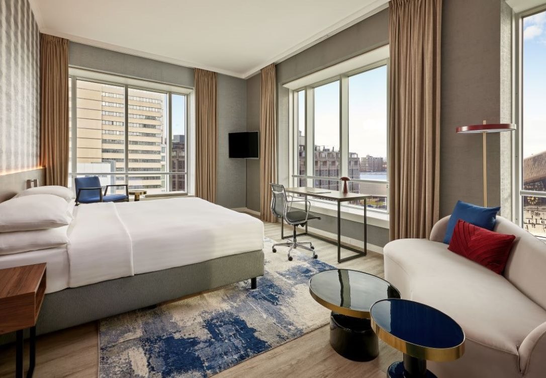 Junior Suite in de stad van Rotterdam bij het Rotterdam Marriott Hotel - inclusief ontbijt en M Club Lounge toegang